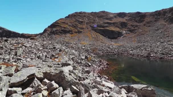Hermoso Lago Glacial Montaña Rocosa Durante Otoño — Vídeos de Stock