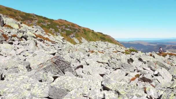 Hikers Walks Cliffs Rocky Mountain Autumn Season — Stock Video