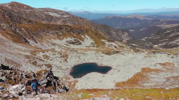 Wandelaars Wandelen Kliffen Rotsachtige Berg Herfst Seizoen — Stockvideo