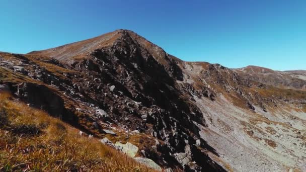 Ein Schöner Gletschersee Felsigen Gebirge Herbst — Stockvideo