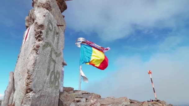 Tre Färger Flagga Toppen Berget Blåsig Dag — Stockvideo