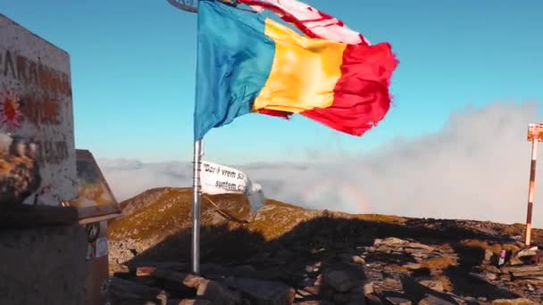 Tre Colori Bandiera Cima Alla Montagna Una Giornata Ventosa — Video Stock