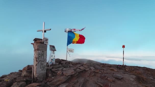Trzy Kolory Flagi Szczycie Góry Wietrzny Dzień — Wideo stockowe
