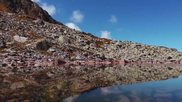 Bela Reflexão Lago Glacial Uma Montanha Rochosa Tempo Outono — Vídeo de Stock