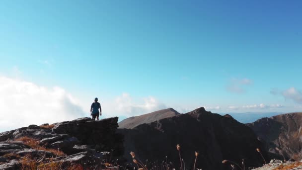 Excursionista Camina Cima Una Montaña Rocosa Temporada Otoño — Vídeo de stock