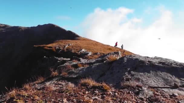 Ett Par Vandrare Bergskammen Gyllene Timmen — Stockvideo