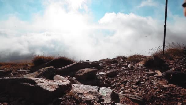 秋の間 岩の多い山頂を歩くハイカーの足 — ストック動画