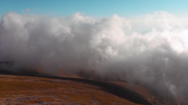 Bela Paisagem Montanhosa Com Nuvens Passando Alta Altitude Outono — Vídeo de Stock