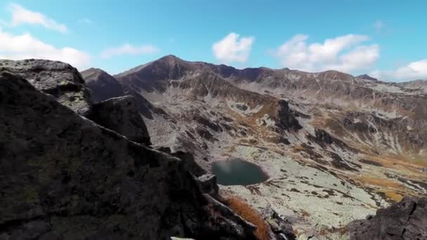 Ein Schöner Gletschersee Felsigen Gebirge Herbst — Stockvideo