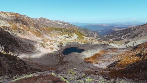 Μια Όμορφη Παγωμένη Λίμνη Στο Βραχώδες Βουνό Κατά Διάρκεια Του — Αρχείο Βίντεο
