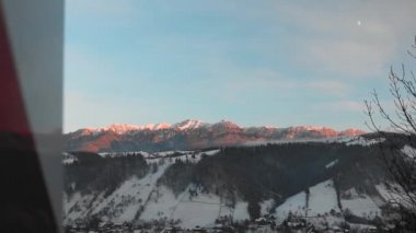 Sonbahar zamanı arka planda dağlarla güzel bir günbatımı