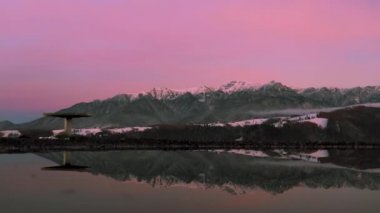 Sonbahar mevsiminde su yansıması olan güzel dağ günbatımı