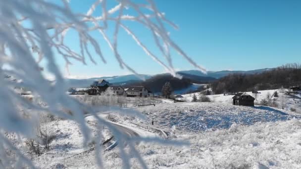 Niesamowity Górski Krajobraz Wsi Sezonie Zimowym Domami Pokrytymi Śniegiem — Wideo stockowe