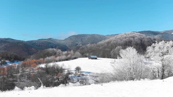 Increíble Paisaje Pueblo Montaña Temporada Invierno Con Casas Cubiertas Nieve — Vídeos de Stock