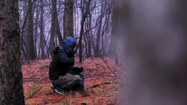 Egy Férfi Aki Ősszel Fényképet Készít Egy Ködös Erdőben Színes — Stock videók