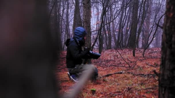 Egy Férfi Aki Ősszel Fényképet Készít Egy Ködös Erdőben Színes — Stock videók