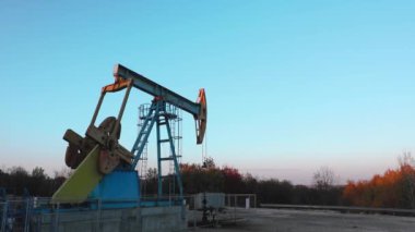 Petrol çıkarma pompası sonbahar mevsiminde tepede çalışıyor.