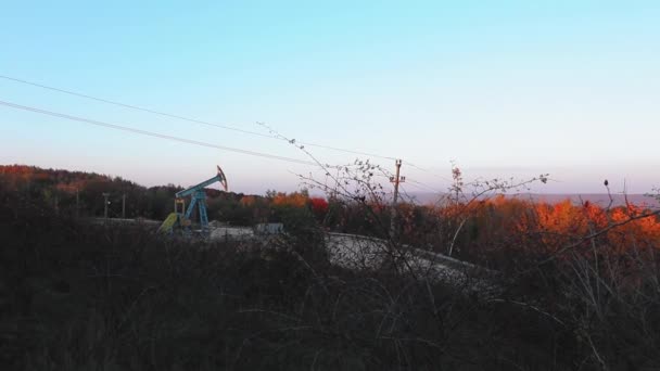 秋季在山上工作的采油泵 — 图库视频影像