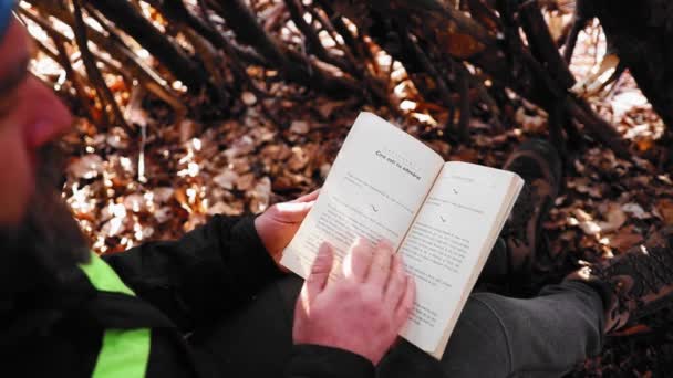 Ein Mann Liest Frühling Wald Ein Buch — Stockvideo