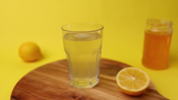 Vaso Con Limonada Sobre Mesa Madera Fondo Amarillo Con Limón — Vídeos de Stock