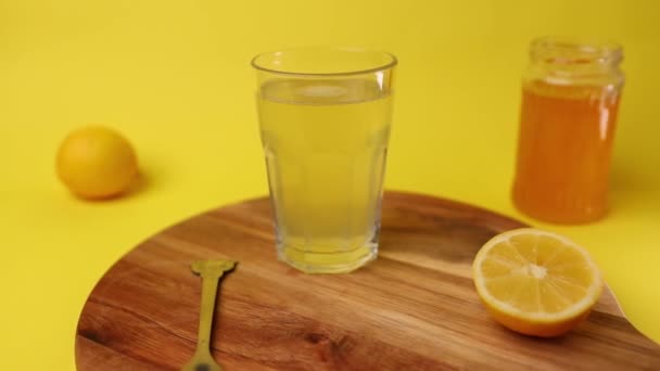 Copo Com Limonada Mesa Madeira Fundo Amarelo Com Limão Mel — Vídeo de Stock