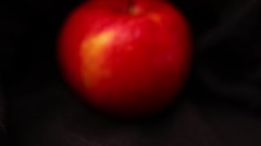 Siyah arkaplanda su damlaları olan kırmızı Jonathan elması