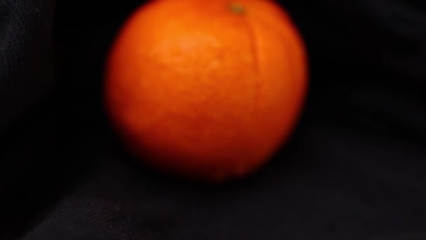 Pomerančové Ovoce Kapkami Vody Černém Pozadí — Stock video