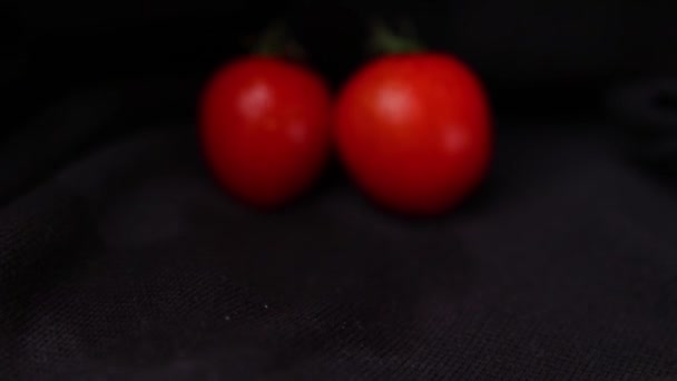 Kirschtomaten Mit Wassertropfen Auf Schwarzem Hintergrund — Stockvideo