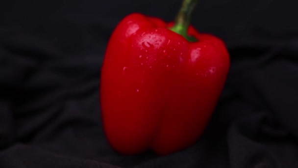 Pimienta Roja Con Gotas Agua Sobre Fondo Negro — Vídeos de Stock