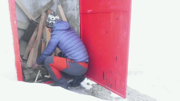 Uomo Che Rompe Legna Fuoco Montagna Durante Stagione Invernale — Video Stock