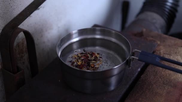 Tisane Bouillante Dans Une Casserole Intérieure — Video