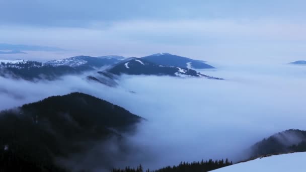 冬の標高の高いところに霧と雪のある素晴らしい山の風景 — ストック動画