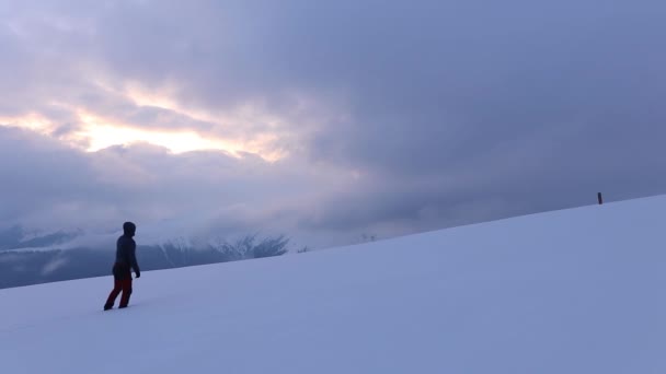 冬季徒步旅行者独自一人在高山上的雪地上行走 — 图库视频影像