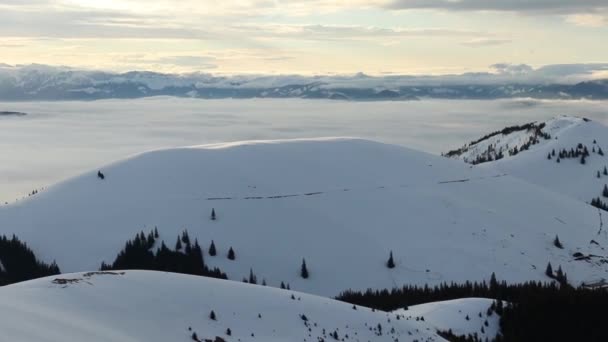 冬の山からの素晴らしい日の出 — ストック動画