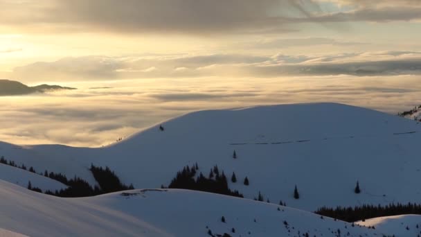 冬の山からの素晴らしい日の出 — ストック動画