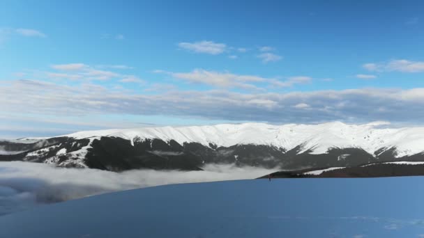 Удивительный Горный Ландшафт Туманом Снегом Большой Высоте Зимой — стоковое видео