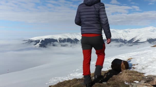 Yürüyüşçü Kış Mevsiminde Kahve Fincanıyla Dağ Manzarasının Keyfini Çıkarıyor — Stok video