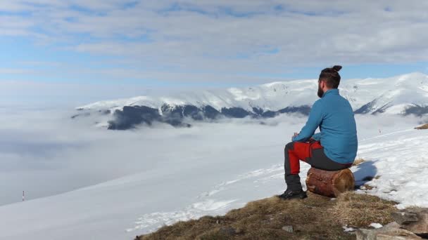 Senderista Disfrutando Vista Montaña Con Una Taza Café Temporada Invierno — Vídeos de Stock