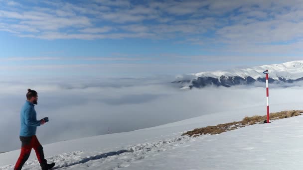 Escursionista Godendo Vista Sulle Montagne Con Una Tazza Caffè Nella — Video Stock