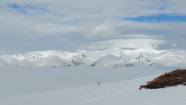 冬の間に山の頂を通過する雲と素晴らしい時間の経過 — ストック動画