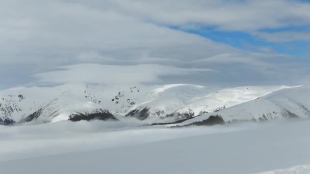 冬の間に山の頂を通過する雲と素晴らしい時間の経過 — ストック動画