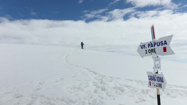 Πεζοπόρος Περπατά Στο Χιόνι Στα Ψηλά Βουνά Κατά Διάρκεια Του — Αρχείο Βίντεο