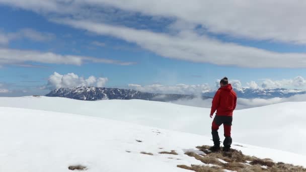 Hiker Enjoying Mountain View High Altitude Winter Season — Stock Video