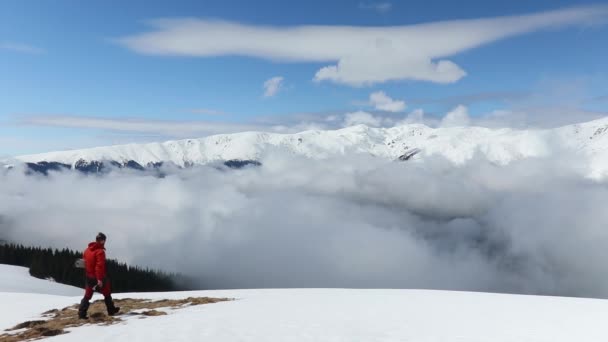 冬は標高の高い山の景色を楽しむハイカー — ストック動画