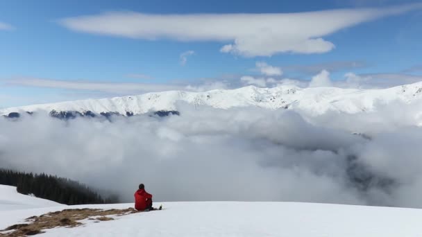 Randonneur Profitant Vue Sur Montagne Haute Altitude Saison Hivernale — Video