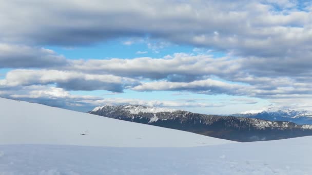 Panorámica Sobre Montañas Rocosas Cubiertas Nieve — Vídeos de Stock