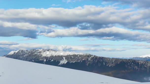 Panning Montagne Rocciose Coperte Neve — Video Stock