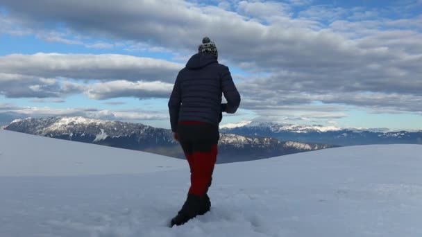 Wandelaar Geniet Van Het Uitzicht Bergen Vanaf Grote Hoogte Het — Stockvideo