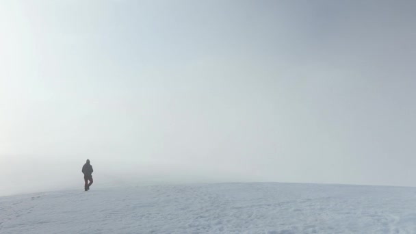 Escursionista Piedi Attraverso Nebbia Montagna Durante Inverno — Video Stock