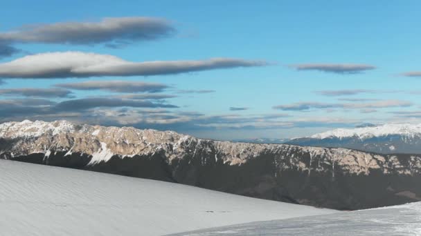 冬の標高の高いところに霧と雪のある素晴らしい山の風景 — ストック動画